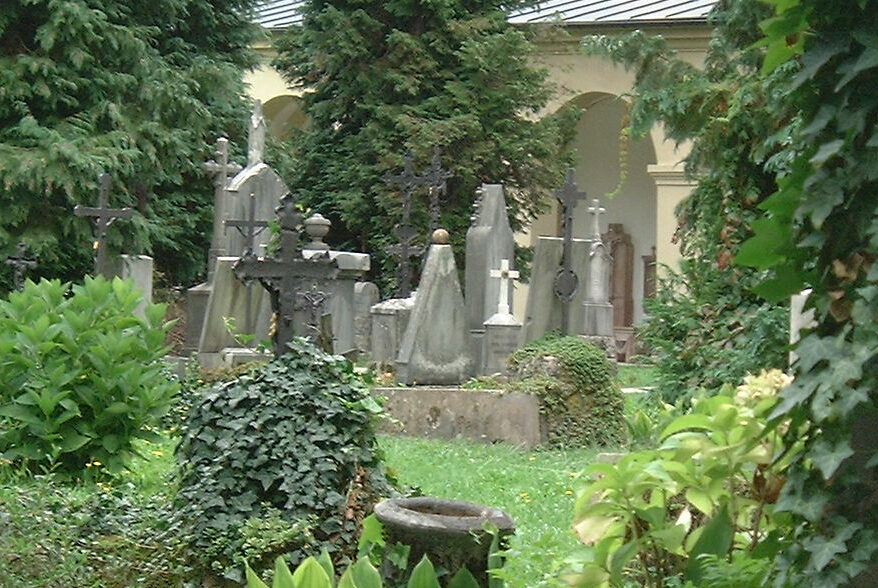 Grabsteine und Kreuze auf einem Friedhof
