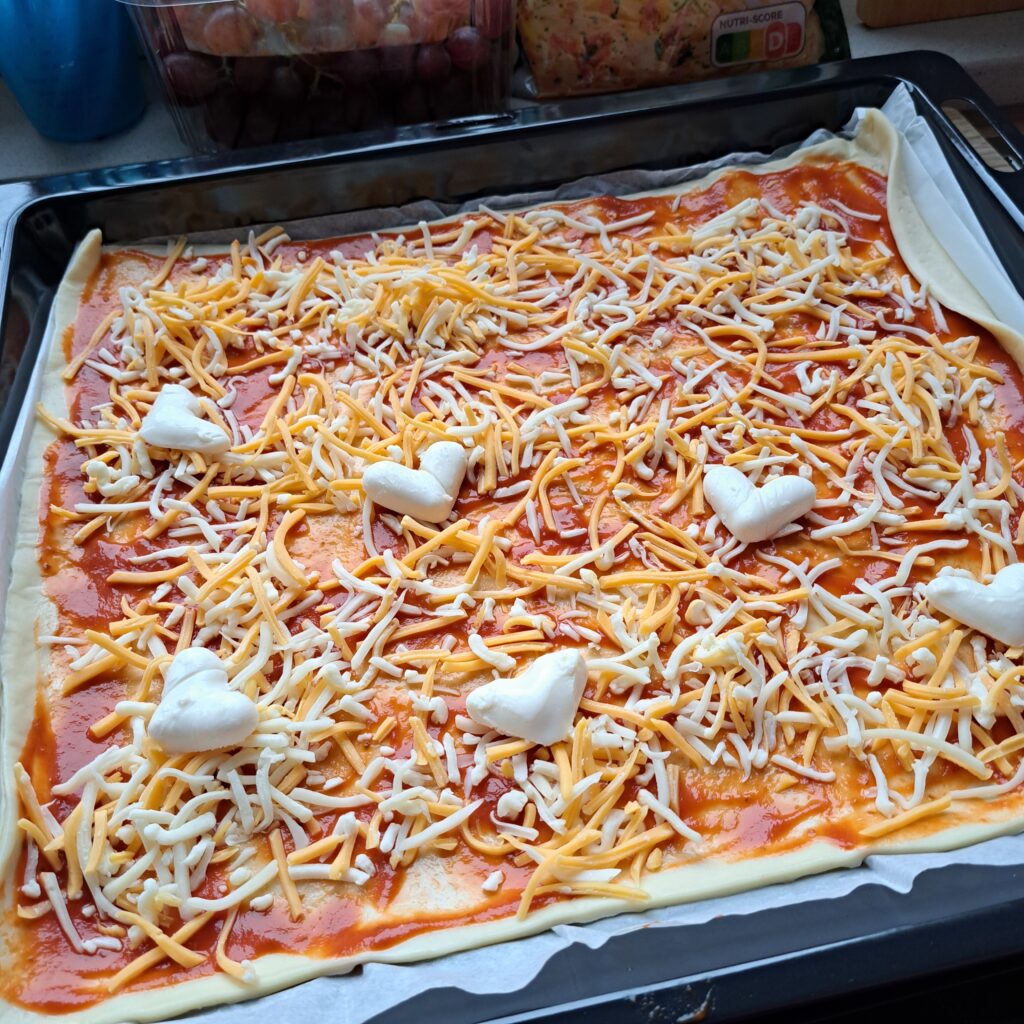 Pizza mit Mozzarella-Herzen