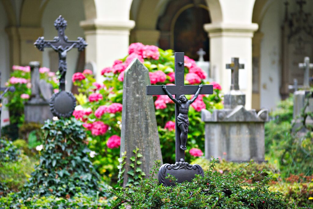 Grabsteine und Kreuze auf einem Friedhof