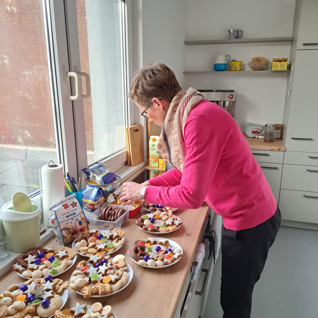 Bunte Teller mit Plätzchen