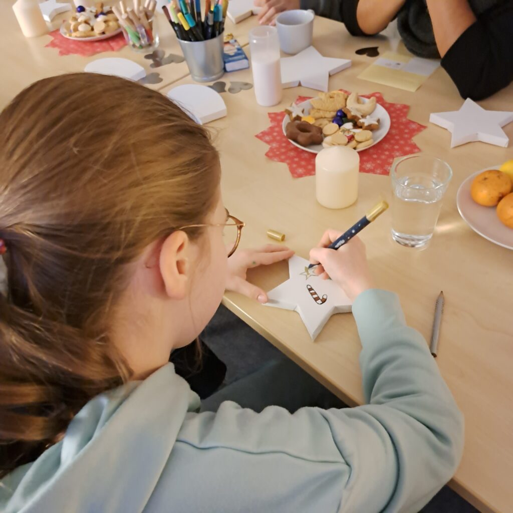 Ein Erinnerungsstern wird bemalt.