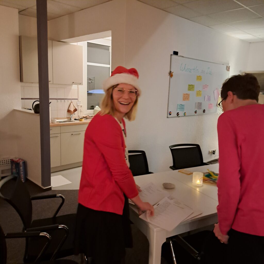 Die Musiktherapeutin sucht Liedtexte aus.