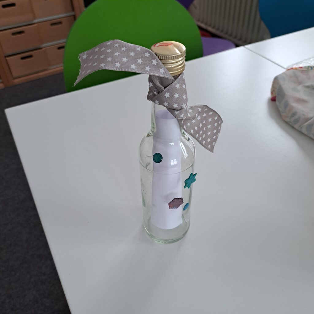 Erinnerungen an den Verstorbenen aufschreiben und in ein Fläschchen geben